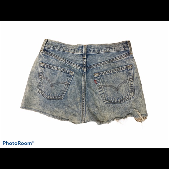 Levi’s reworked denim shorts 🤠 - Picture 2 of 4